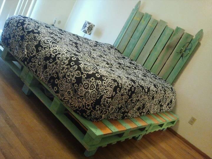 antique wooden pallet bed design