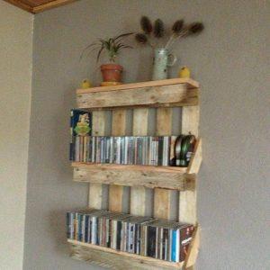 repurposed pallet bookshelf