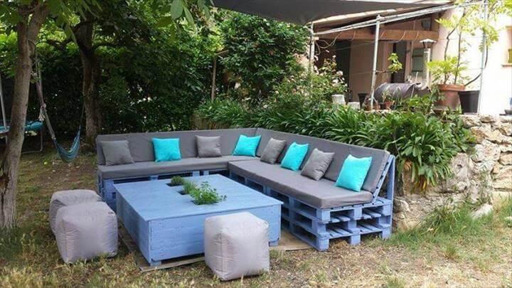 diy chalk painted pallet sofa with foam cushioned seats