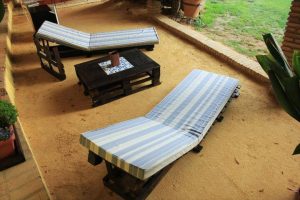 Wood Pallet Loungers with Coffee Table - Easy Pallet Ideas