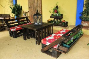 DIY Pallet Sofa with Rear Planter - Easy Pallet Ideas