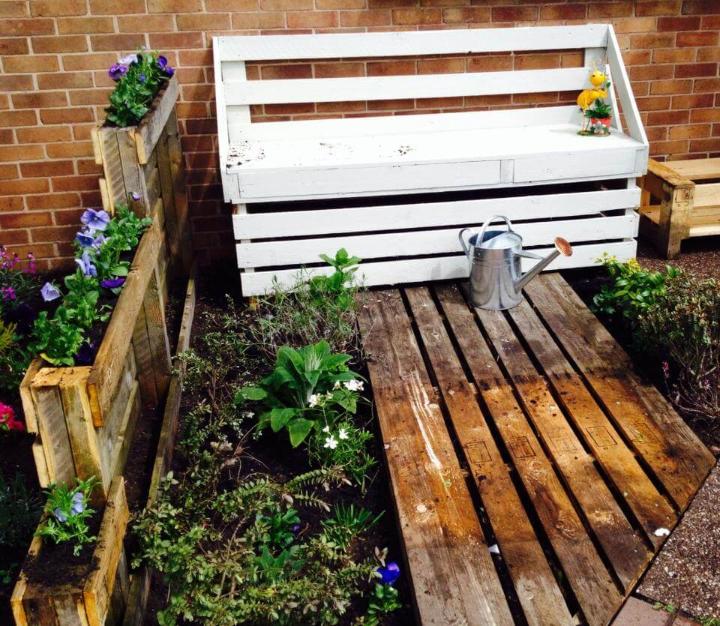 reclaimed pallet garden and patio bench