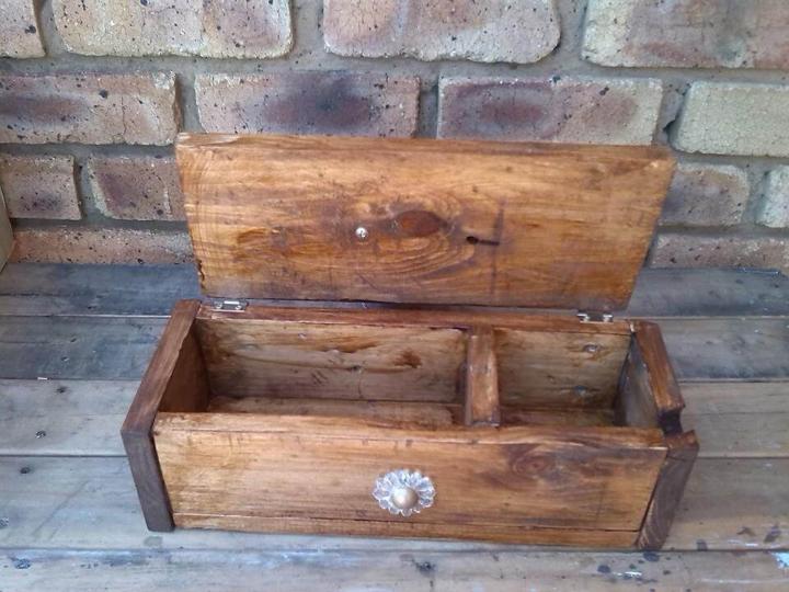 wooden pallet small storage box with hinged lid