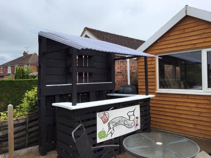 Outdoor Pallet Bar with Roof 