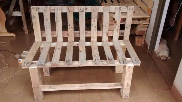 reclaimed pallet bench