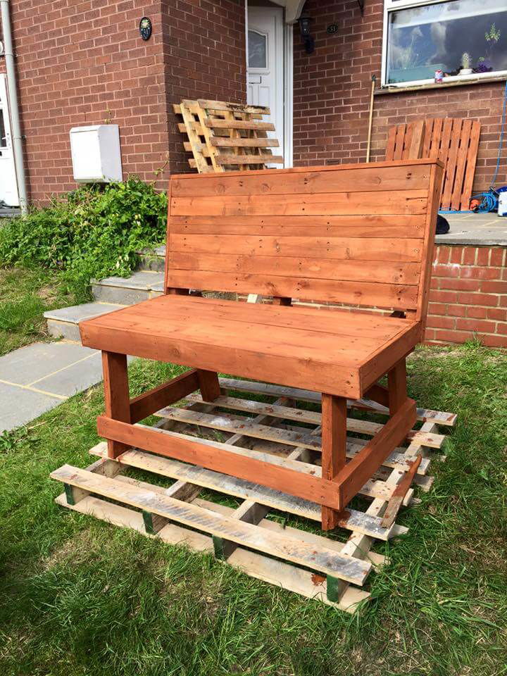 DIY Pallet Garden Bench - Brick Red Stained - Easy Pallet Ideas