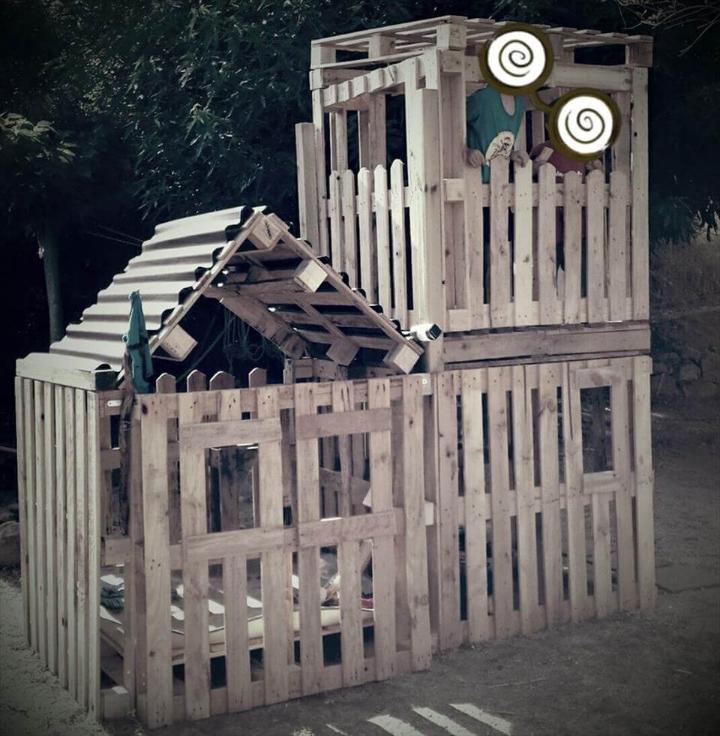 Recycled pallet little house with 3 rooms