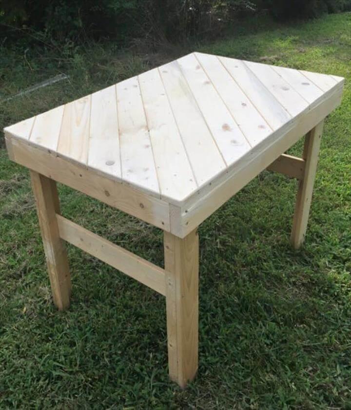 recycled pallet coffee table with diagonal stripe pattern
