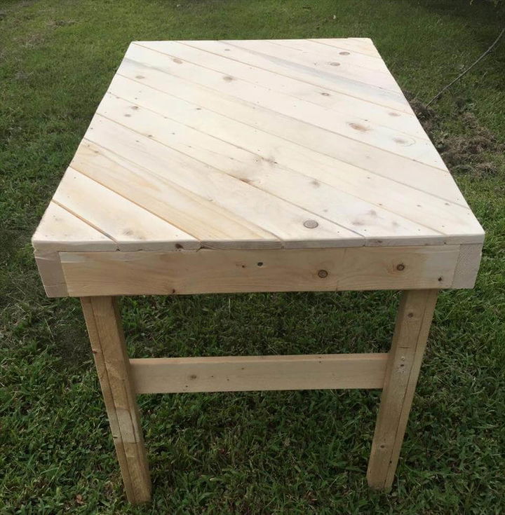 Pallet Coffee Table with Diagonal Stripe Pattern - Easy Pallet Ideas