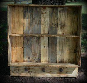 Wood Pallet Wall Shelf with Knobs - Easy Pallet Ideas