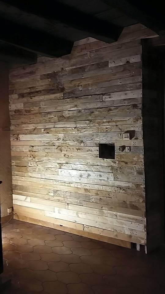 wooden pallet accent wall