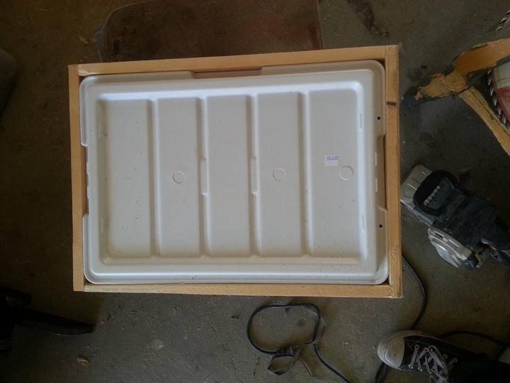 fitting the cooler lid in pallet-made tray