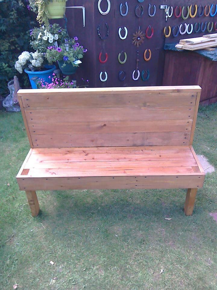 recycled pallet park or garden bench