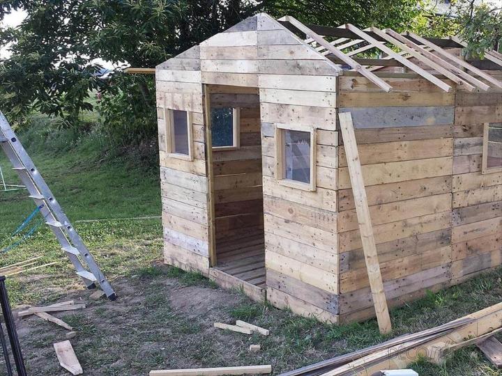 repurposed pallet tiny house