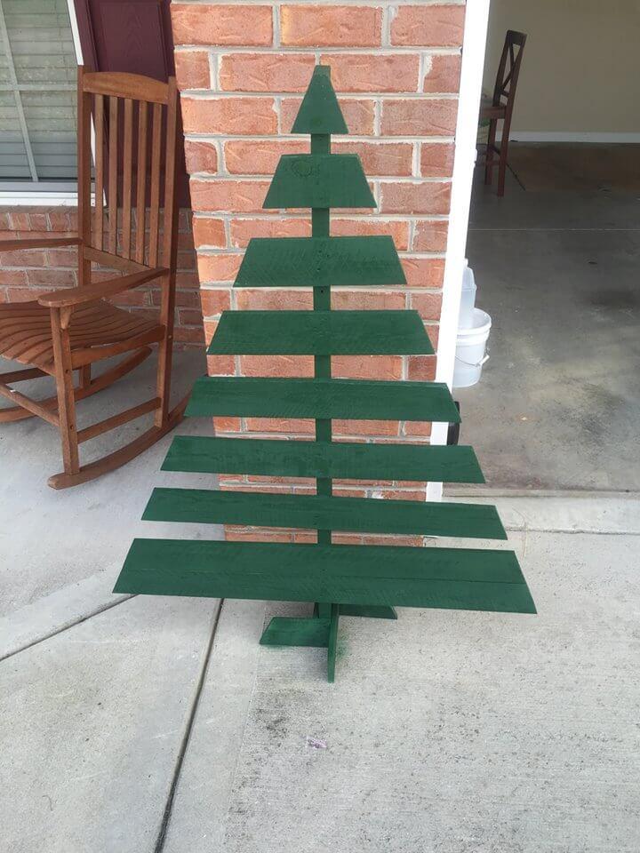 green painted pallet tree