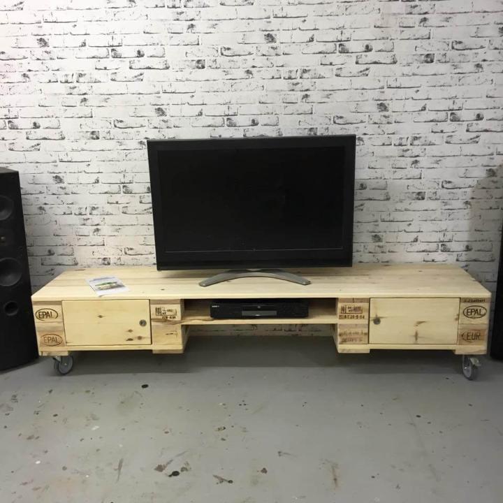 low pallet media stand