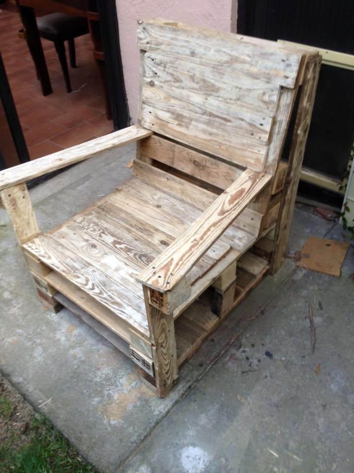 low-cost wooden pallet chair