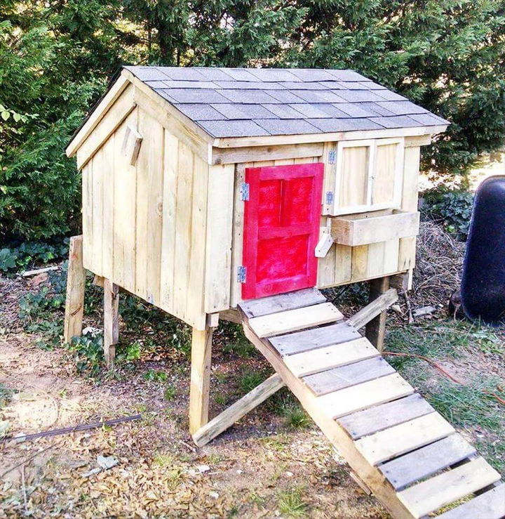 wooden pallet chicken coop!