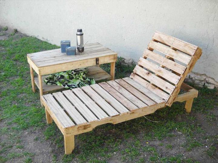 pallet outdoor lounger with side table