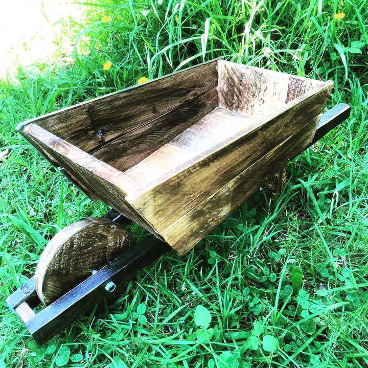 upcyclled pallet wheelbarrow