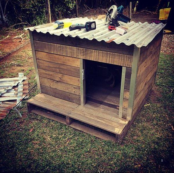 low-cost wooden pallet doghouse