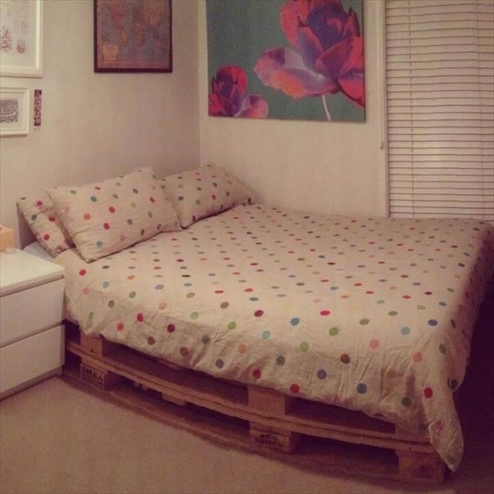 bed made of pallets