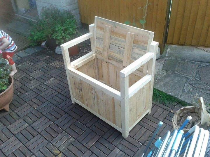 recycled pallet chair with storage
