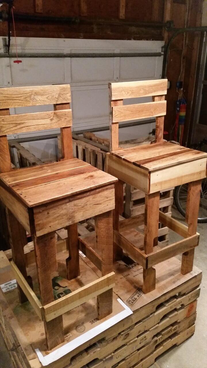 low-cost wooden pallet chairs