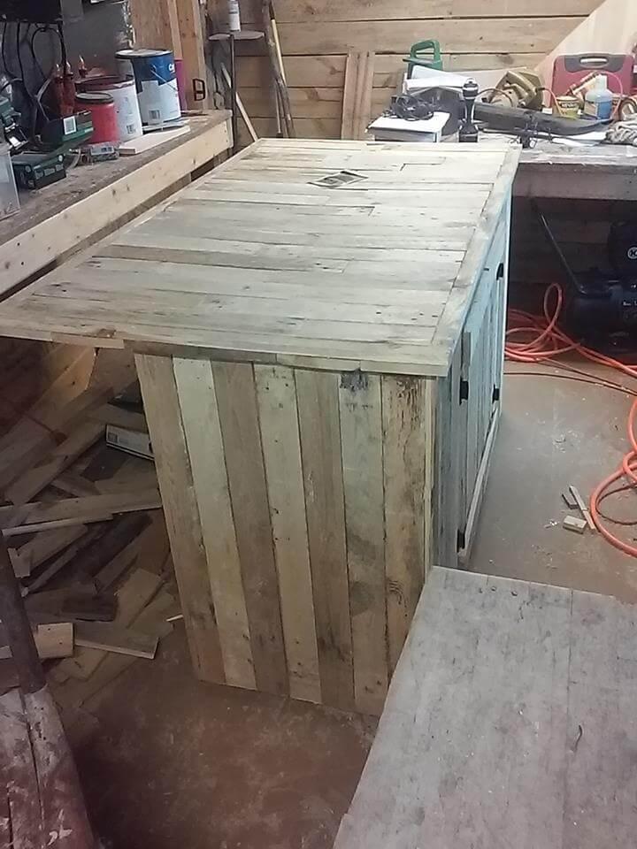 low-cost sturdy wooden pallet kitchen island