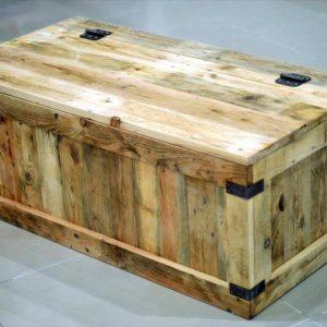 Repurposed pallet storage chest