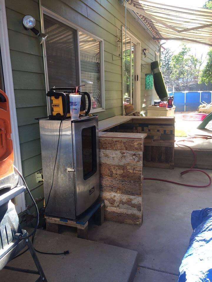 low-cost wooden pallet outdoor kitchen counter