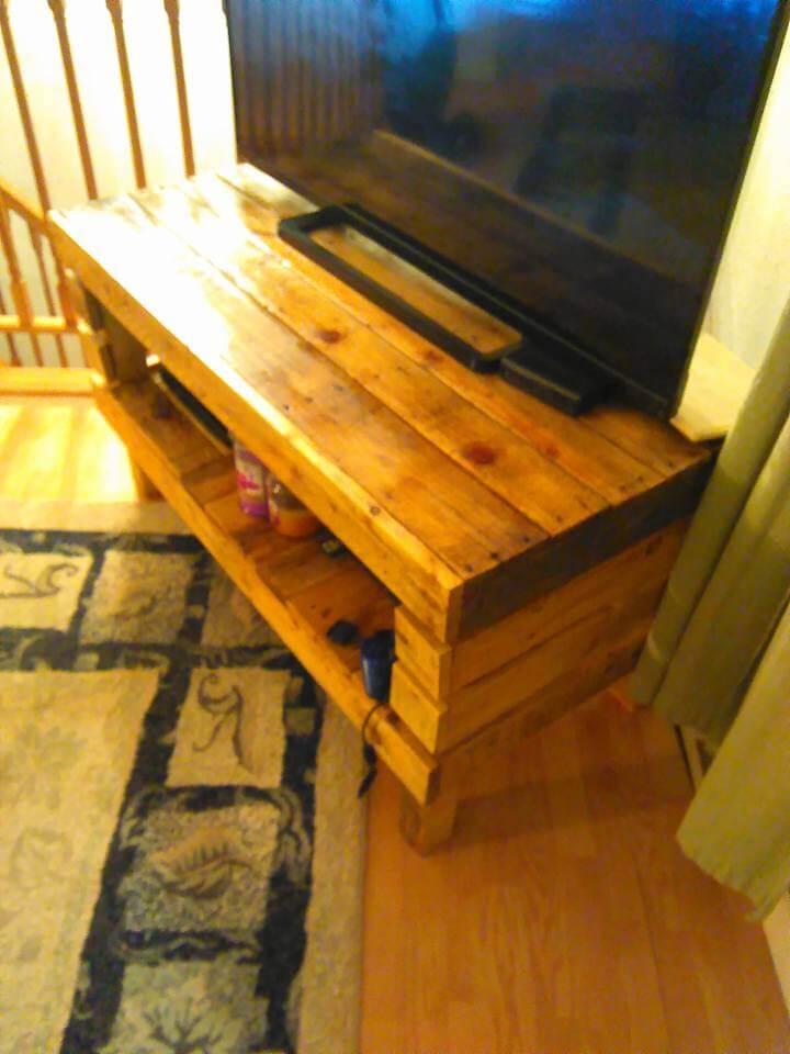 wooden pallet TV stand