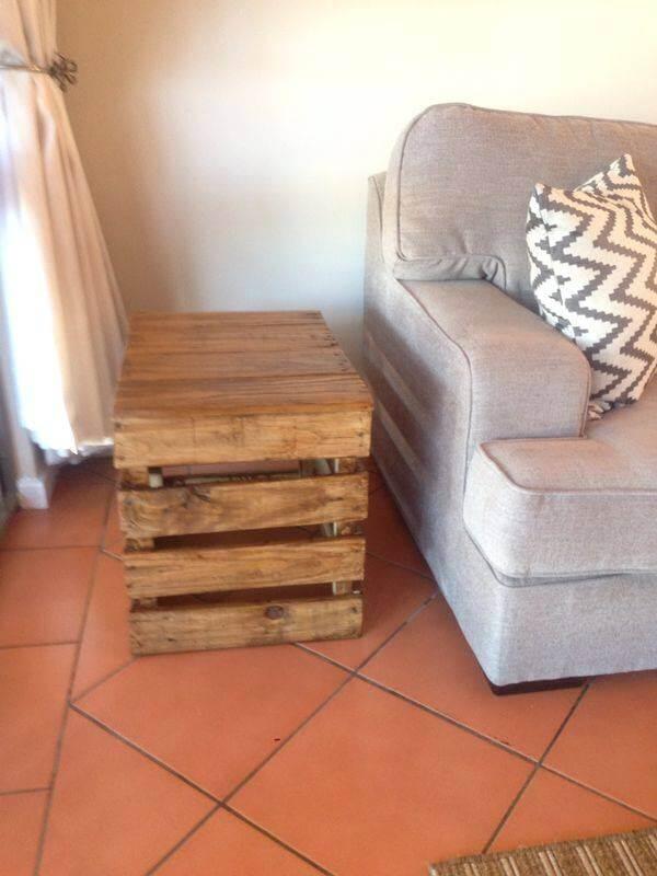 no-cost wooden pallet side table