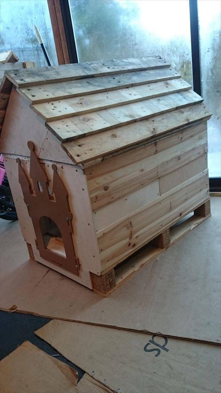low-cost wooden pallet doghouse