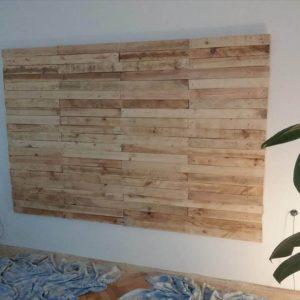 low-cost wooden pallet wall