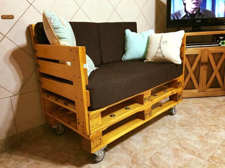 pallet cushioned seat with wheels