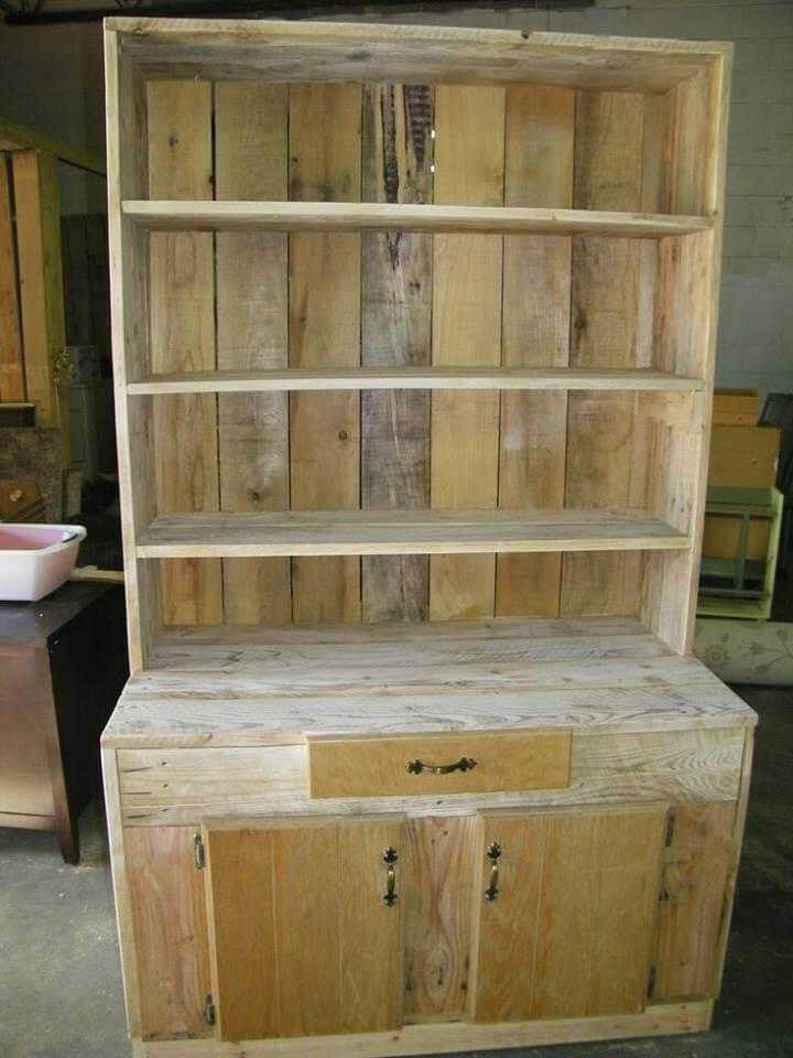 hall tree made of pallets