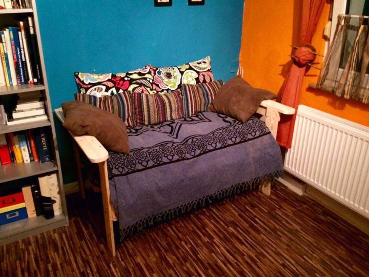 wooden pallet cushioned seat
