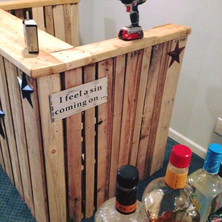 Recycled pallet mini bar