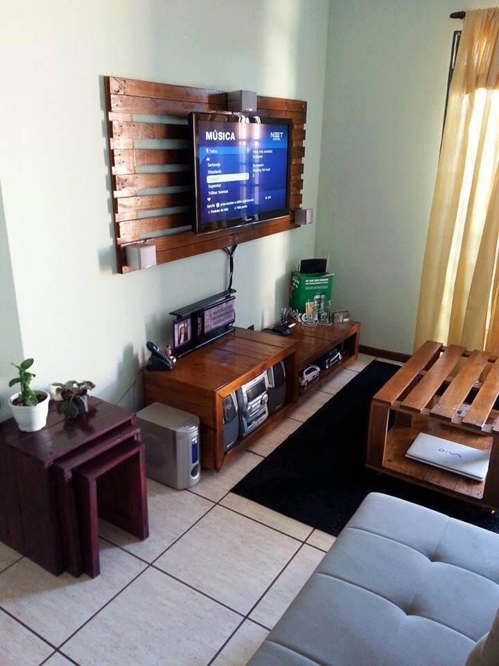 diy pallet wall hanging media stand