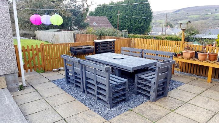 how to organize a patio with pallets