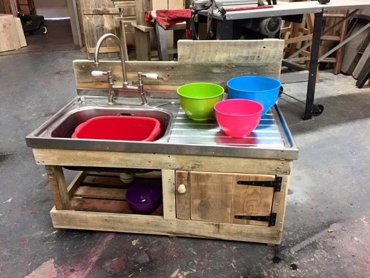 Recycled pallet mud kitchen