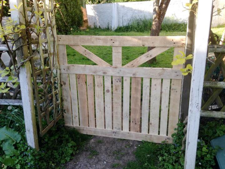 Diy Pallet Garden Fence Gate Easy, Easy Way To Make A Garden Gate