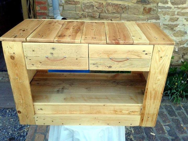 small and cute pallet media table