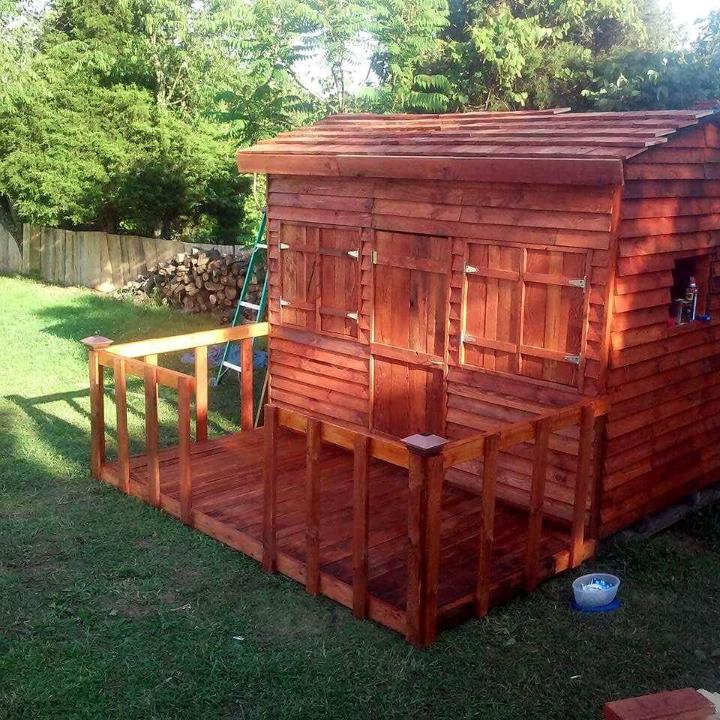 Adorable pallet play house for kids