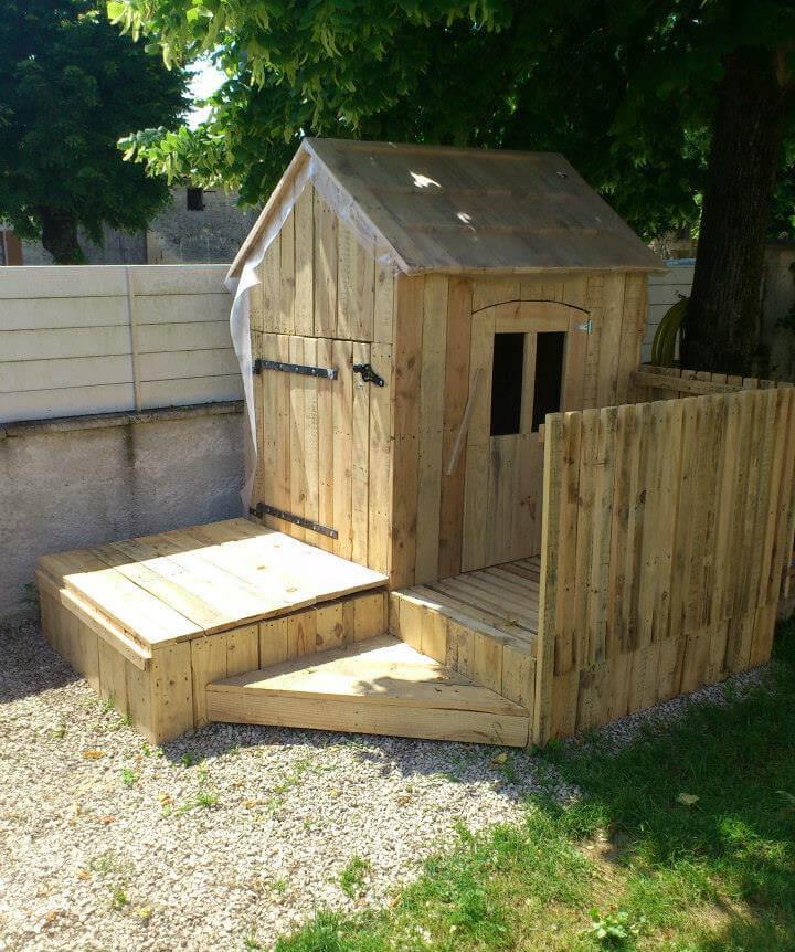 self-made pallet playhouse