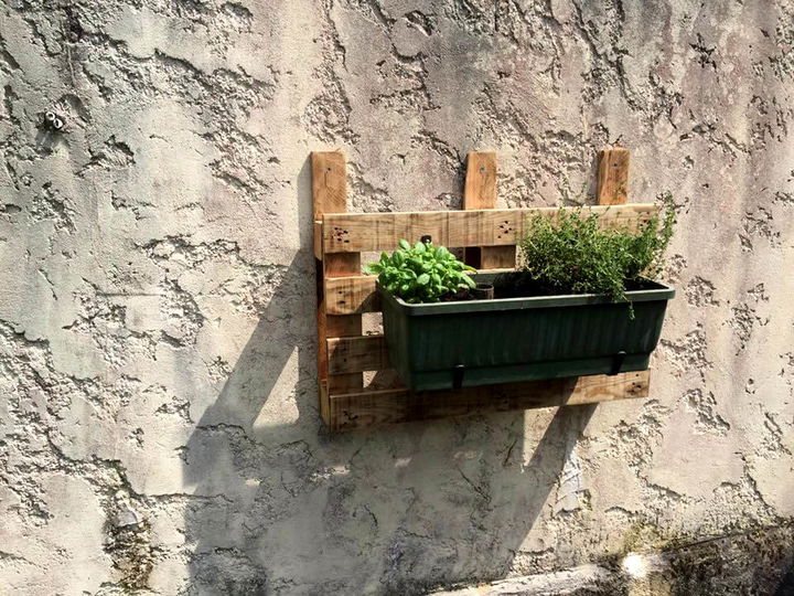 DIY Pallet Pot Holder / Wall Planter - Easy Pallet Ideas