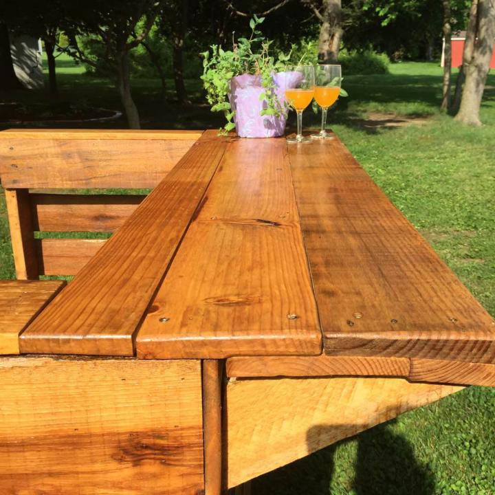 upcycled pallet bar with edged counter