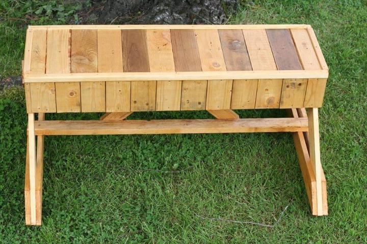 upcycled pallet bench with flat triangular legs