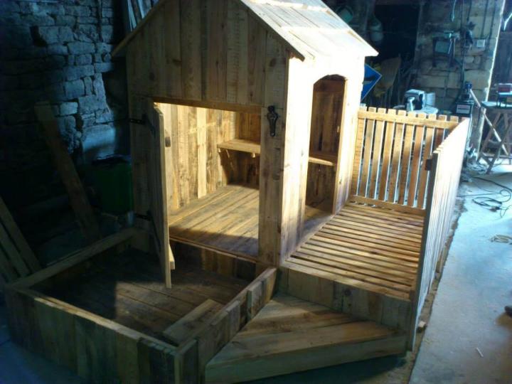easy-to-built wooden pallet playhouse with sandbox